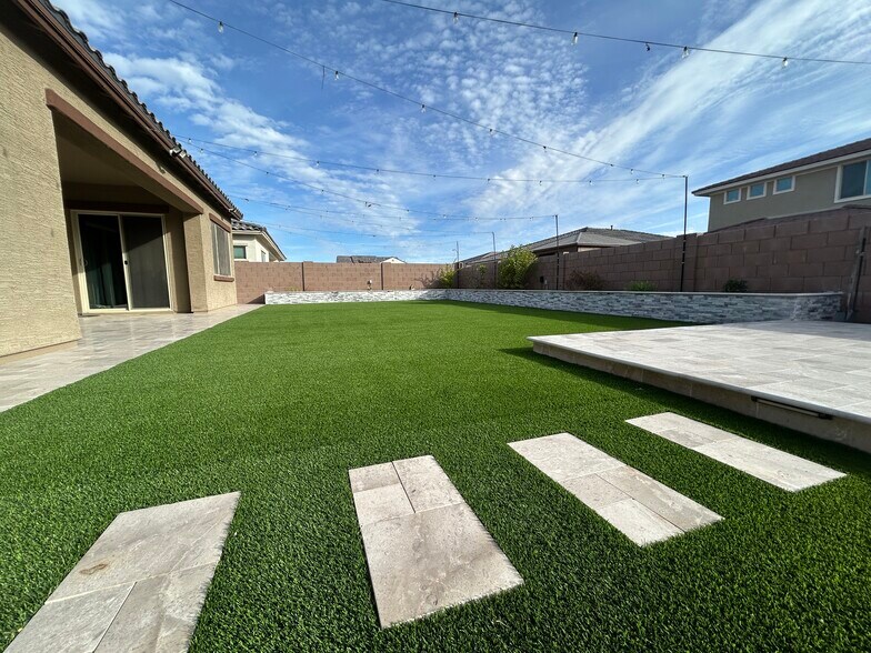 Building Photo - 8731 W Wagon Wheel Dr