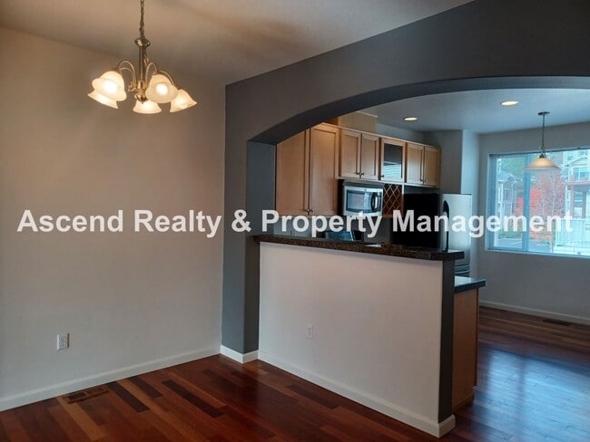 Building Photo - Sexton Crest Townhome Open Floor Plan Gas Fireplace 2 Car Tandem Attached Garage Available Mid March