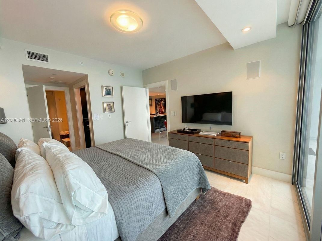 Building Photo - 200 Biscayne Blvd Way