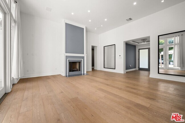 Building Photo - 2400 S Beverly Dr