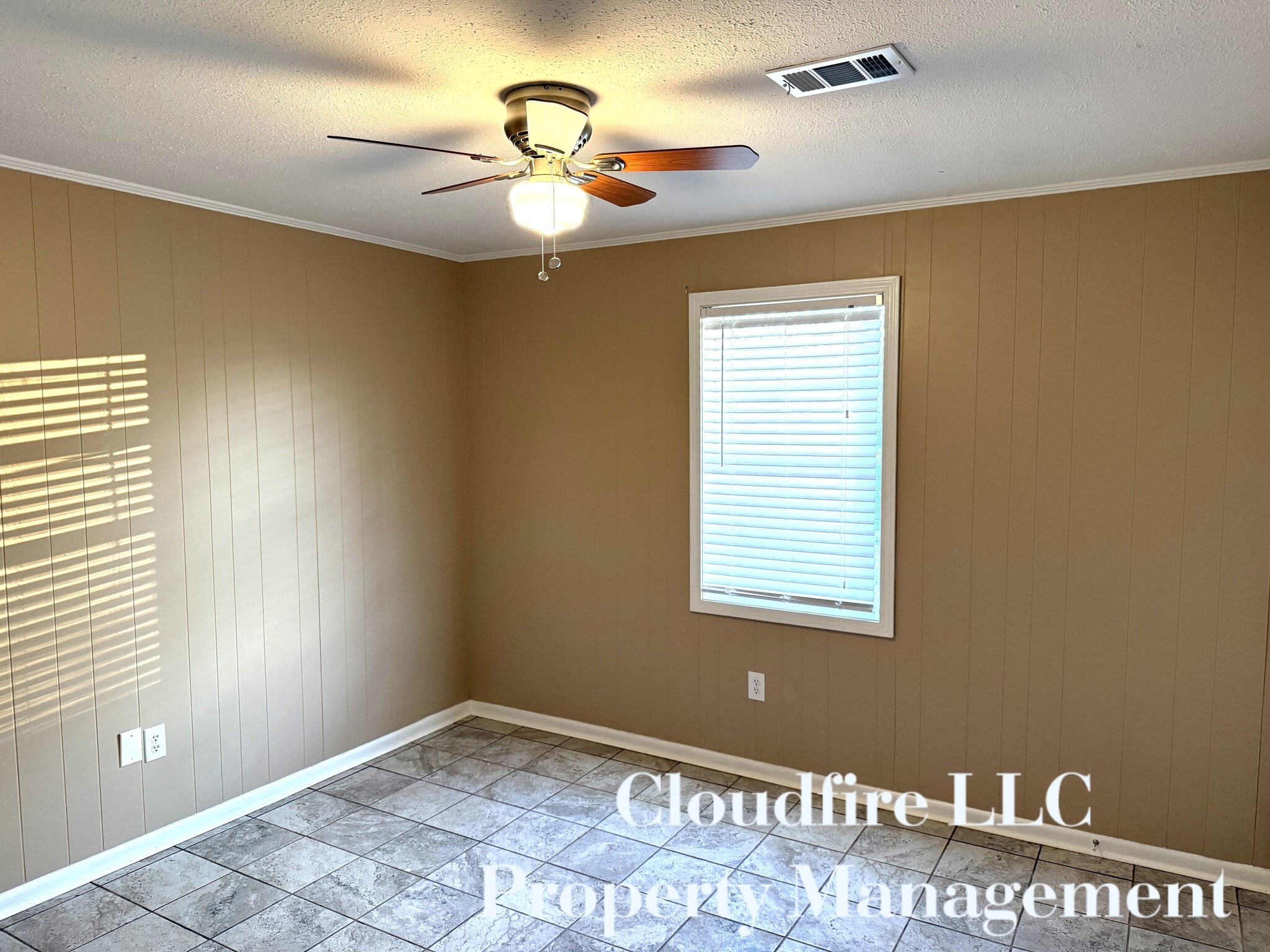 Building Photo - 213 James Cir