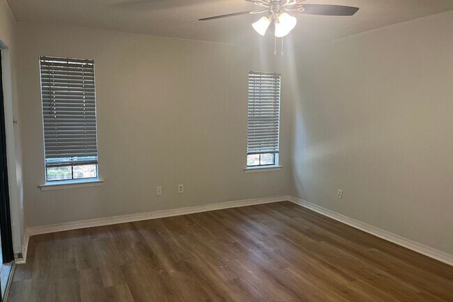 Building Photo - Beautifully Updated 4-Bedroom Home with Gr...