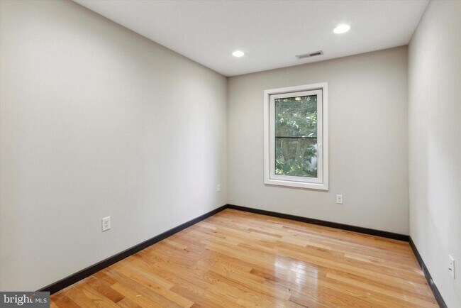 Building Photo - 1819 Ginnodo St