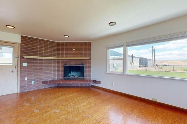 Building Photo - Farmhouse