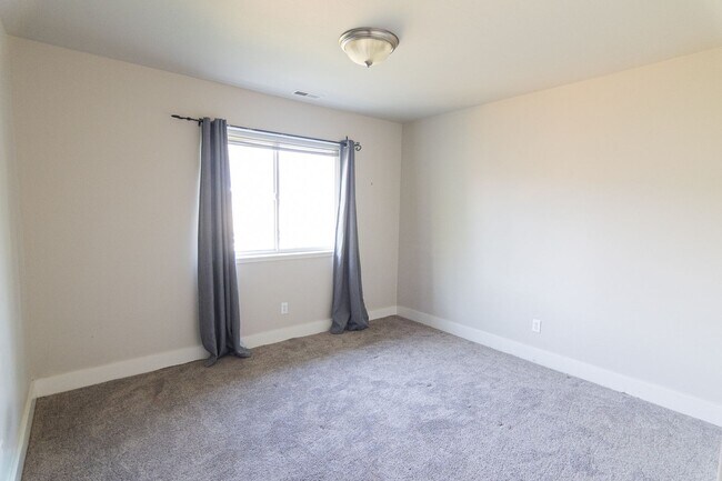 Building Photo - 2233 Buckrake Ave
