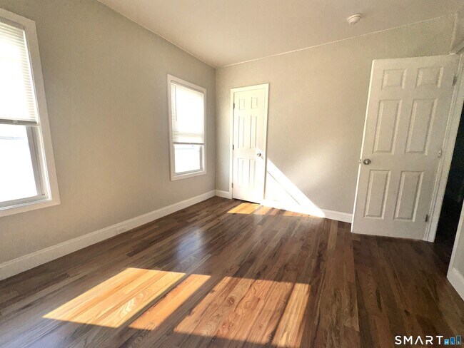 Building Photo - 105 Churchill St