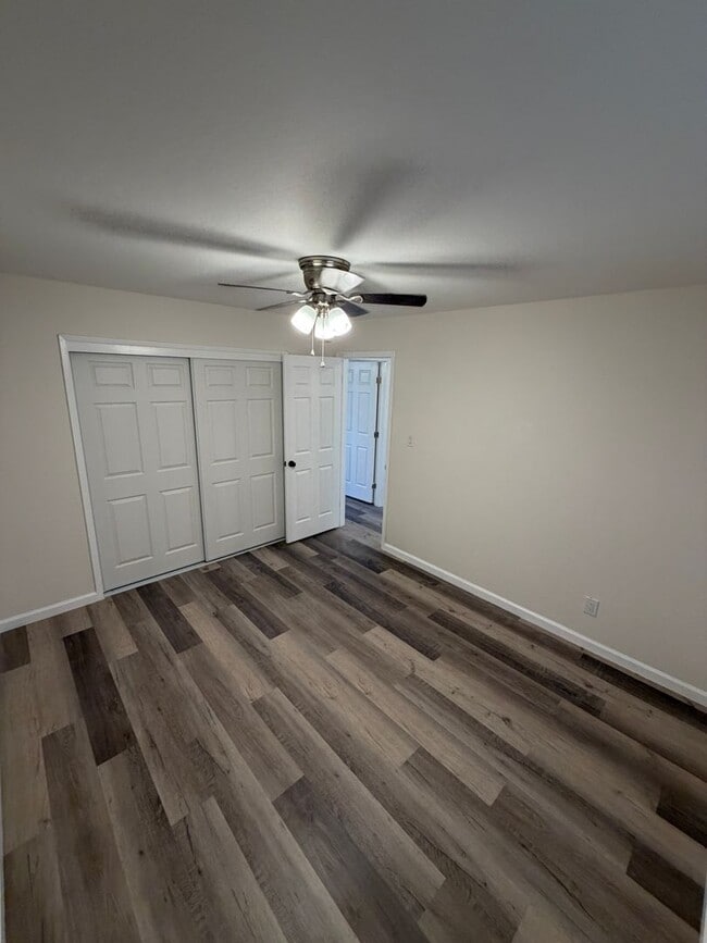 Building Photo - Recently Renovated 2BD/1BA Triplex Unit - Conveniently Located!