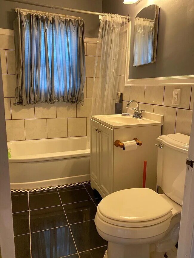 Building Photo - 3 bed and 2 bath home