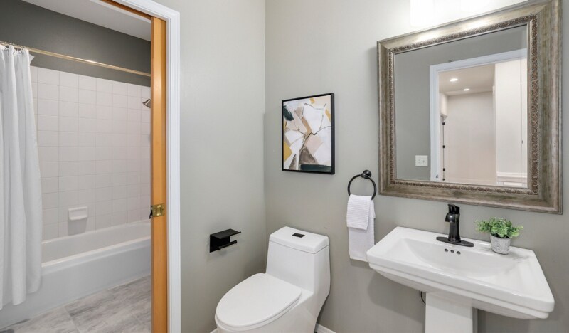 Building Photo - 2541 Lynnwood Ave NE