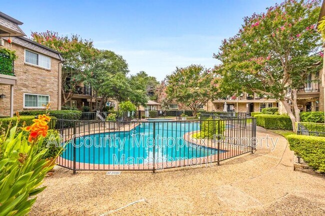 Building Photo - 7924 Royal Ln