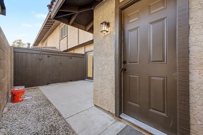 Building Photo - Remodeled 3BR End Unit Townhome in South Tempe | Private Yard + Covered Parking
