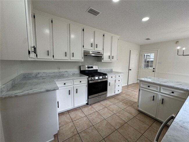 Building Photo - 1117 Pinemont Dr