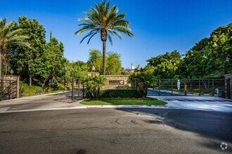 Building Photo - Beautiful townhome in Mission Valley!  Ava...