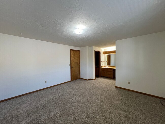 Building Photo - E Court Duplex