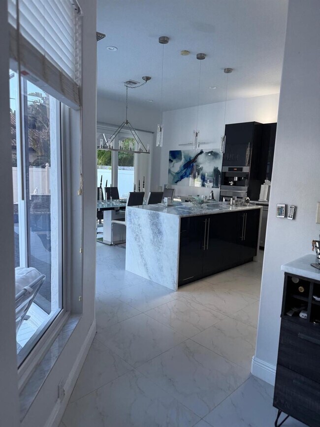 Building Photo - 830 Bailey St