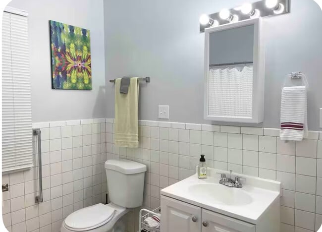Building Photo - 4 bed with office 1.5 bath Urban Artsy Home