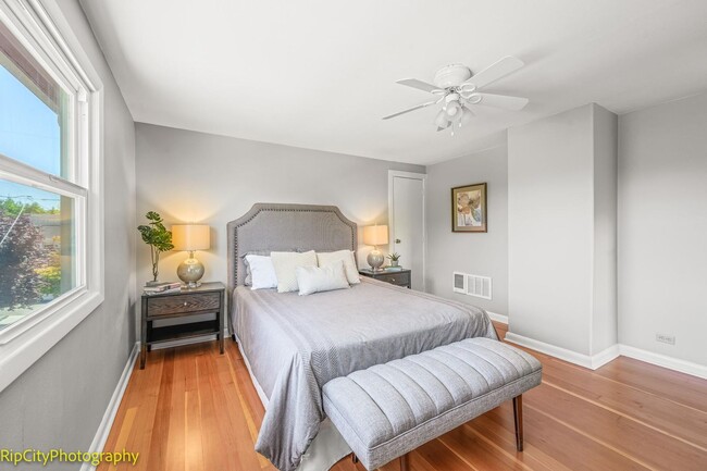 Building Photo - Charming Bungalow in Overlook neighborhood...