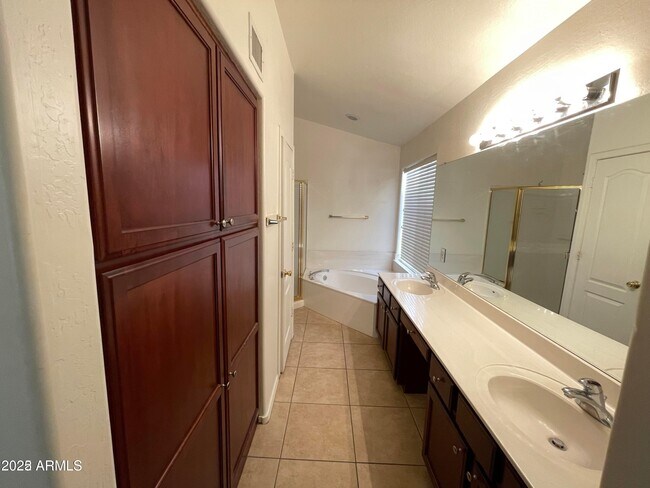Building Photo - 4034 E Chaparosa Way