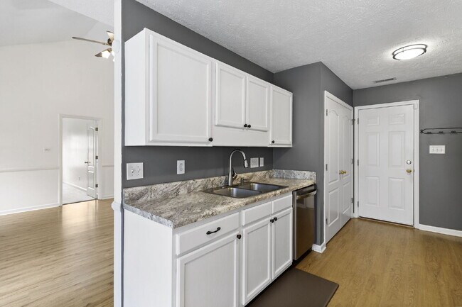 Building Photo - Purple Door Home in Raeford
