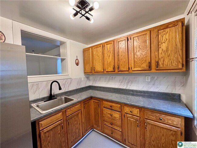 Building Photo - 527 Bradley St