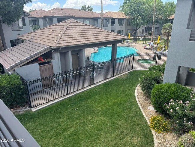 Building Photo - 7401 W Arrowhead Clubhouse Dr
