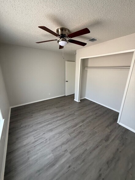 Building Photo - 7534 Lincoln Village Dr