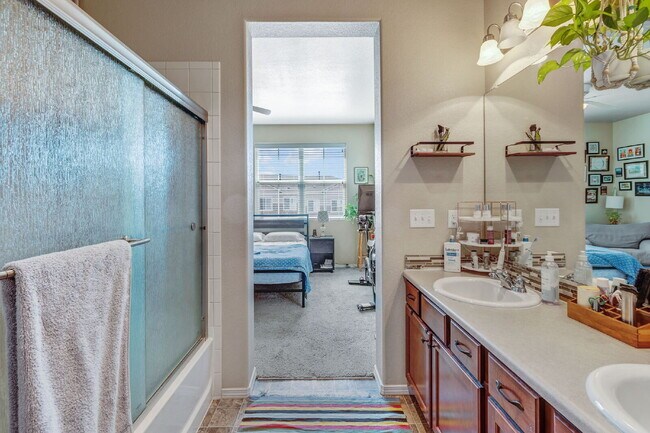 Building Photo - This 3 bed 2.5 bath townhome offers a perf...