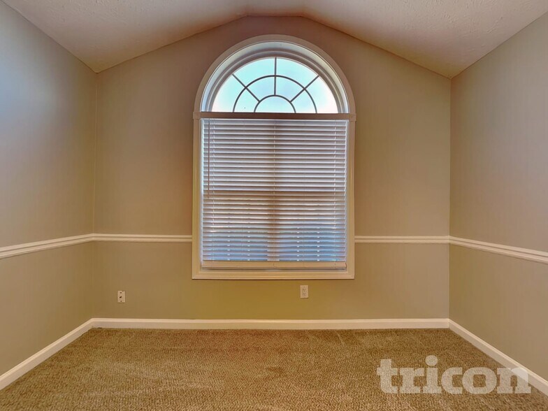 Building Photo - 2051 Meadowglen Ln