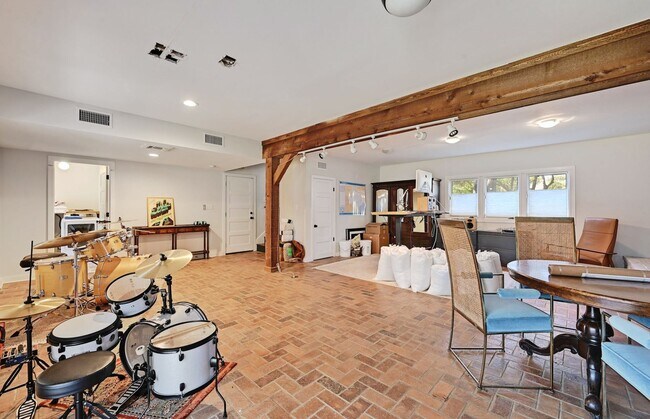 Building Photo - Luxury Living in the Heart of Nature!