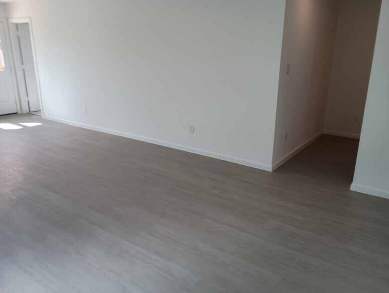 Building Photo - Room in House on Noir Ln