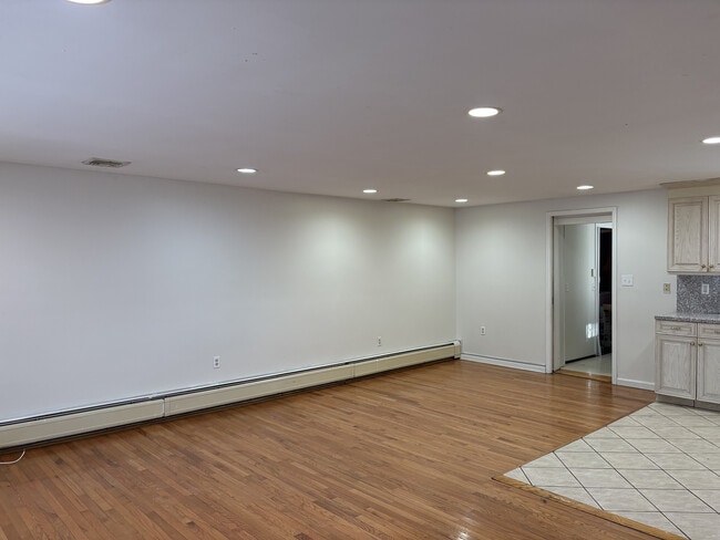 Building Photo - 32 Maiden Ln