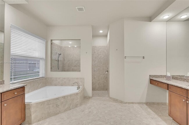 Building Photo - 9051 Edgewater Bend