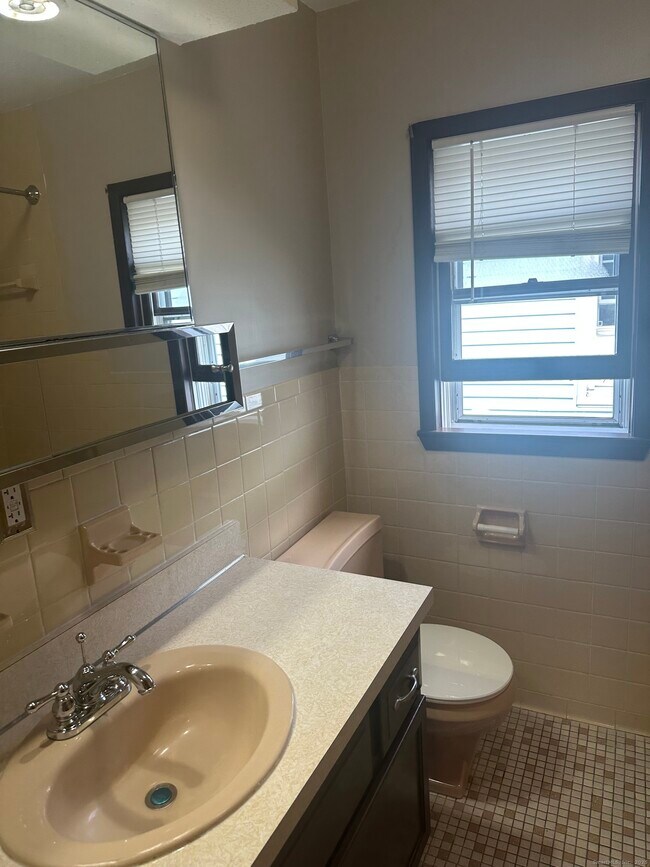 Building Photo - 94 Thompson St