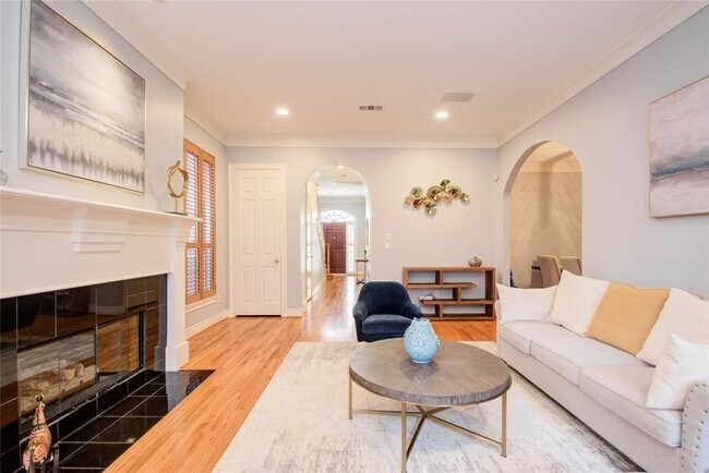 Building Photo - 1812 Staffordshire Crescent