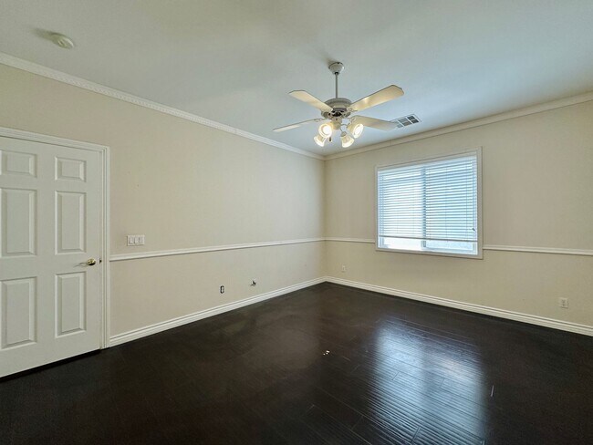 Building Photo - GORGEOUS 2 STORY HOME WITH A GRAND ENTRY &...