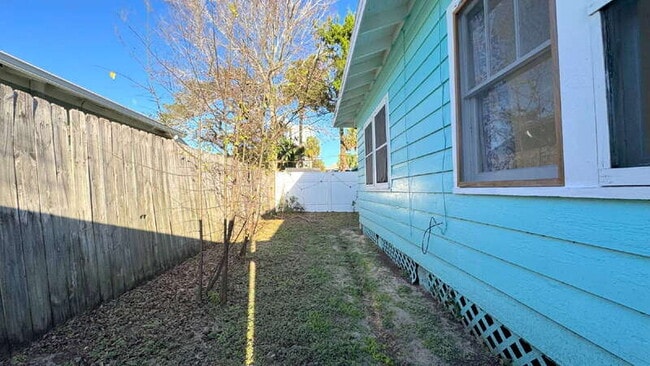 Building Photo - 428 N Oleander Ave