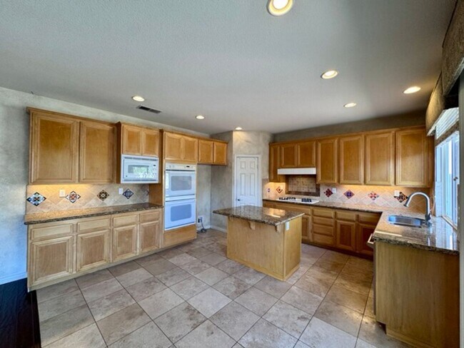 Building Photo - FOR LEASE: Stunning expansive 3 Bedroom Re...