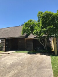 Building Photo - 1BR Cedar Duplex Studio with Private Fence...