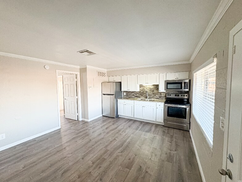 Building Photo - 1110 E Highland Ave