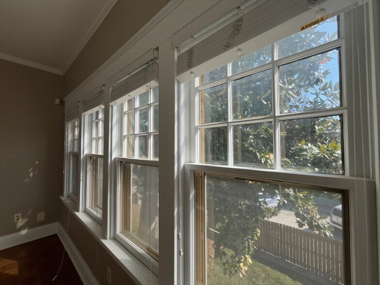 Building Photo - 1112 E Walnut St