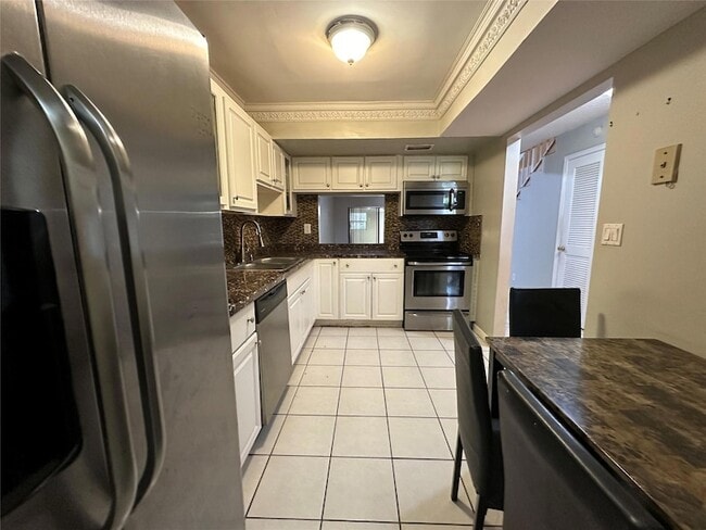 Building Photo - 6630 Racquet Club Dr