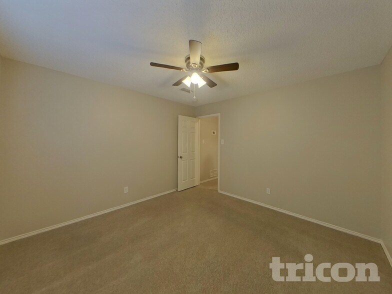 Building Photo - 837 Globe Ave