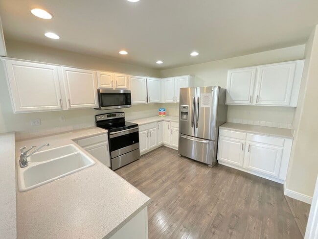 Building Photo - 3 Bedroom Home Available Near Stetson Hill...