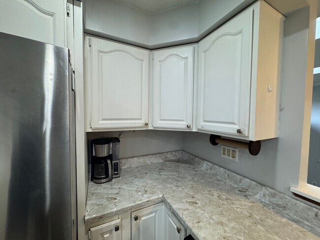 Building Photo - Spacious Private Oasis - 3 Bedroom 2 Bathr...