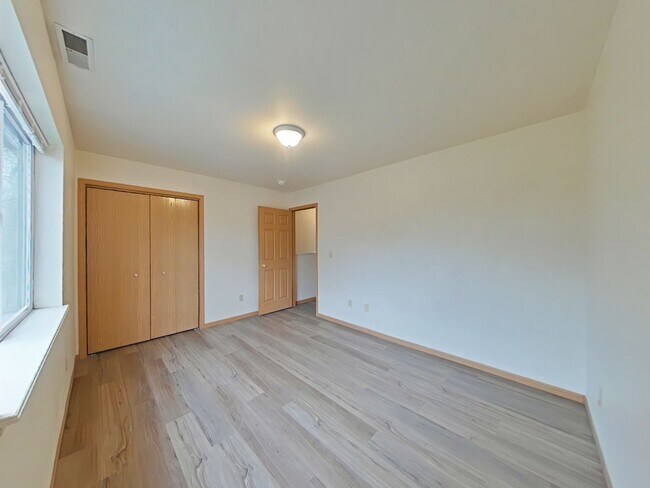 Building Photo - Beautiful 3 Bedroom 1.5 bath with attached...