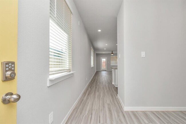 Building Photo - 3020 Gunnersbury Dr