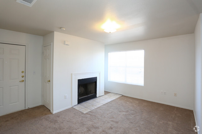 2BR, 2BA - 1009SF - Living Area - Apache Trace Apartments