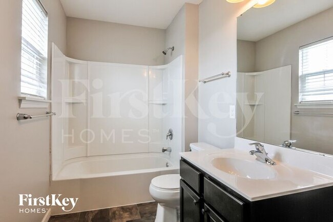 Building Photo - 824 Cadbury Dr