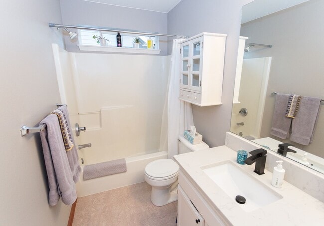 Building Photo - Single family, 3 bedroom, 1.5 bath home ju...