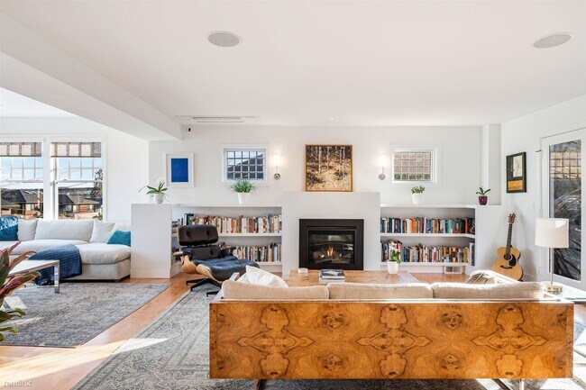 Building Photo - 5 br, 3.5 bath House - 903 Lakeside Avenue...